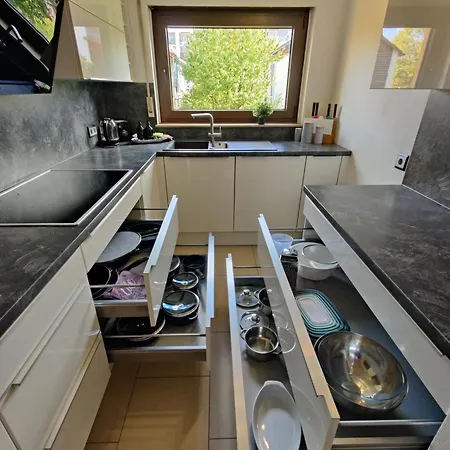 81qm, 3 Bedroom, King-bed, Parking, Fast Wifi, Netflix Apartment