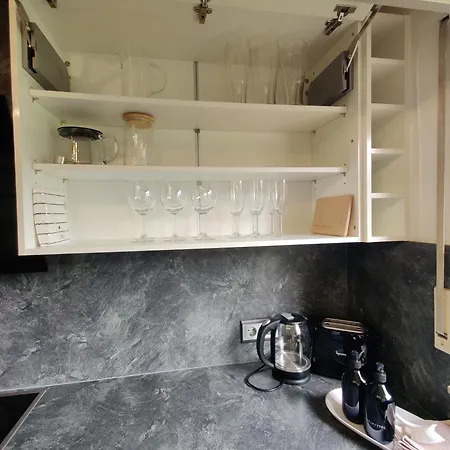 81qm, 3 Bedroom, King-bed, Parking, Fast Wifi, Netflix Apartment